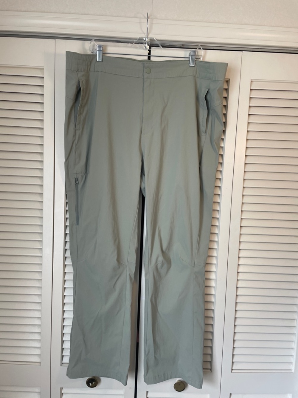 Columbia women’s On the Go Pant Sz 22 light sage green straight leg rip stop